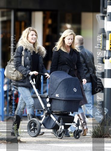 Amsterdam 22 oktober 2008
Fabienne de Vries met een vriendin en een kinderwagen.
Peter Smulders bv