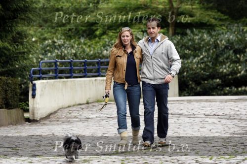 Amsterdam 29 april 2008
Fabienne de Vries met hond en nieuwe vriend Boudewijn in het beatrixpark.
Peter Smulders bv