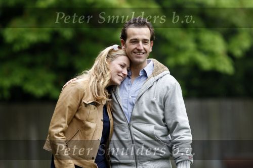 Amsterdam 29 april 2008
Fabienne de Vries met hond en nieuwe vriend Boudewijn in het beatrixpark.
Peter Smulders bv