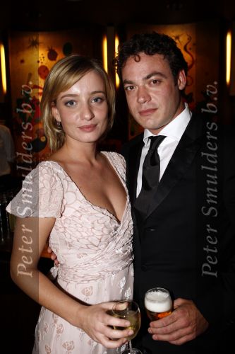 Amsterdam 13 oktober 2008
Karina Smulders met haar vriend Fedja van Huet bij premiere van Bride Flight in Tuschinski.
Peter Smulders bv