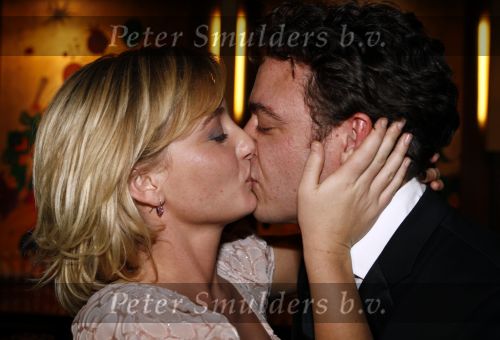 Amsterdam 13 oktober 2008
Karina Smulders met haar vriend Fedja van Huet bij premiere van Bride Flight in Tuschinski.
Peter Smulders bv