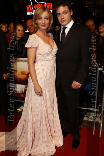Amsterdam 13 oktober 2008
Karina Smulders met haar vriend Fedja van Huet bij premiere van Bride Flight in Tuschinski.
Peter Smulders bv