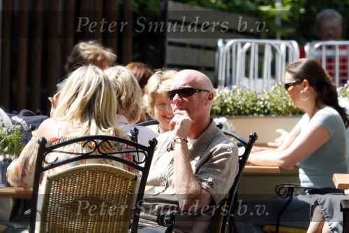 Laren 23 mei 2008
Ferdi Bolland met zijn vrouw op terras bij auberge.
