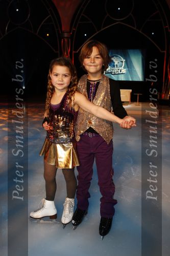 Amsterdam 9 december 2008
Opnames voor sterren kinderen dansen op het ijs. Andre v d Toorn met zijn zoon Floris
Peter Smulders bv