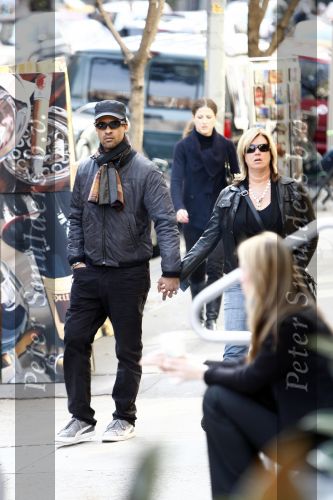New York 1 november 2008
Frank Rijkaard hand in hand met zijn vrouw Monique winkelend in Soho.
Peter Smulders bv