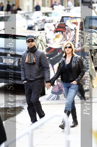 New York 1 november 2008
Frank Rijkaard hand in hand met zijn vrouw Monique winkelend in Soho.
Peter Smulders bv