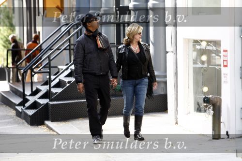 New York 1 november 2008
Frank Rijkaard hand in hand met zijn vrouw Monique winkelend in Soho.
Peter Smulders bv
