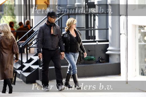 New York 1 november 2008
Frank Rijkaard hand in hand met zijn vrouw Monique winkelend in Soho.
Peter Smulders bv