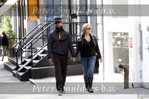 New York 1 november 2008
Frank Rijkaard hand in hand met zijn vrouw Monique winkelend in Soho.
Peter Smulders bv