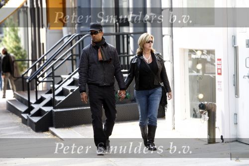 New York 1 november 2008
Frank Rijkaard hand in hand met zijn vrouw Monique winkelend in Soho.
Peter Smulders bv
