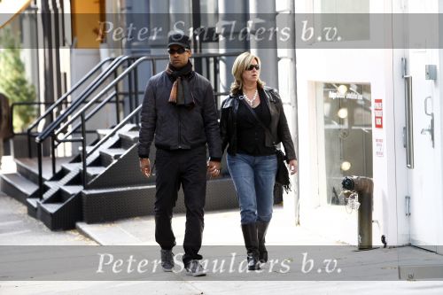 New York 1 november 2008
Frank Rijkaard hand in hand met zijn vrouw Monique winkelend in Soho.
Peter Smulders bv