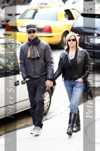 New York 1 november 2008
Frank Rijkaard hand in hand met zijn vrouw Monique winkelend in Soho.
Peter Smulders bv