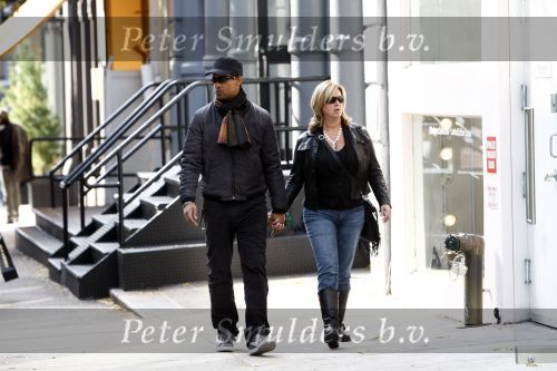 New York 1 november 2008
Frank Rijkaard hand in hand met zijn vrouw Monique winkelend in Soho.
Peter Smulders bv