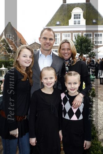 Edam 4 april 2008
Frank de Boer opent samen met zijn vrouw Helen een wwonwinkel in Edam. Zijn 3 kinderen zijn er natuurlijk ook bij.
Peter Smulders bv