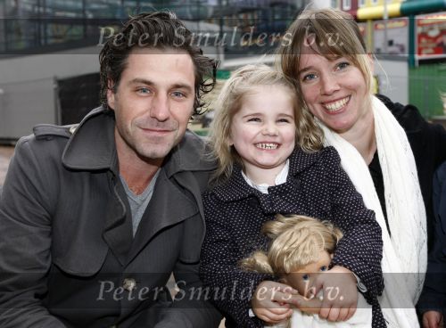Amsterdam 5 oktober 2008
Premiere Sinterklaas en het geheim van het grote boek in pathe arena. Nienke Romer met man Frederik Brom en dochter
Peter Smulders bv