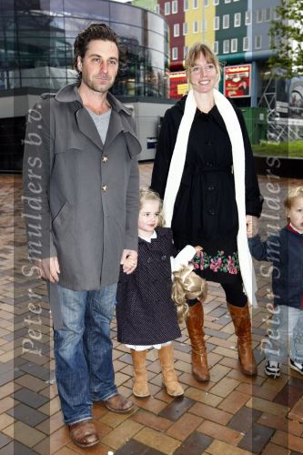Amsterdam 5 oktober 2008
Premiere Sinterklaas en het geheim van het grote boek in pathe arena. Nienke Romer met man Frederik Brom en dochter
Peter Smulders bv