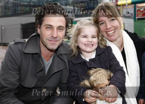 Amsterdam 5 oktober 2008
Premiere Sinterklaas en het geheim van het grote boek in pathe arena. Nienke Romer met man Frederik Brom en dochter
Peter Smulders bv