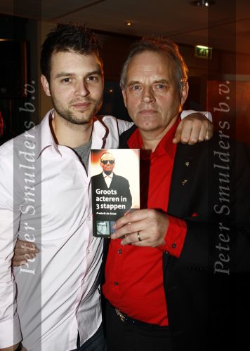 Hoorn 29 november 2008
Presentatie boek Frederik de Groot in de schouwburg van Hoorn. Frederik met zijn zoon
Peter Smulders bv