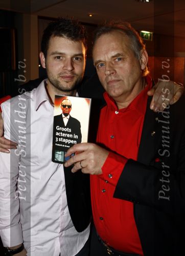 Hoorn 29 november 2008
Presentatie boek Frederik de Groot in de schouwburg van Hoorn. Frederik met zijn zoon
Peter Smulders bv