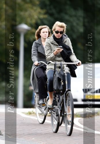 Amsterdam 7 oktober 2008
Frederique v d Wal op de fiets in Amstetdam.
Peter Smulders bv