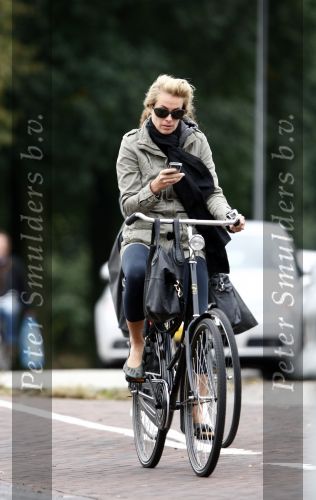 Amsterdam 7 oktober 2008
Frederique v d Wal op de fiets in Amstetdam.
Peter Smulders bv