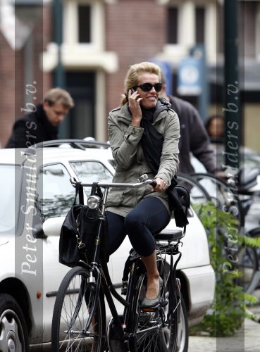 Amsterdam 7 oktober 2008
Frederique v d Wal op de fiets in Amstetdam.
Peter Smulders bv