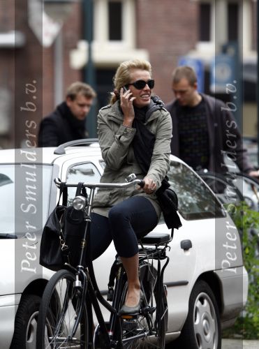 Amsterdam 7 oktober 2008
Frederique v d Wal op de fiets in Amstetdam.
Peter Smulders bv