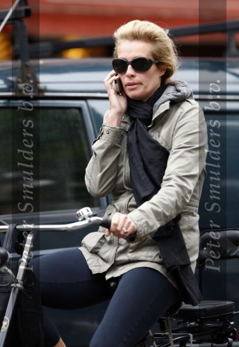 Amsterdam 7 oktober 2008
Frederique v d Wal op de fiets in Amstetdam.
Peter Smulders bv
