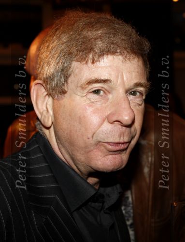 Bussum 24 januari 2008
Omroepman van het jaar verkiezing bij Jan Tabak. Frits Barend met champagne