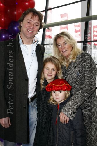 Rotterdam 30 november 2008
Het feest van Sinterklaas in ahoy . Frits Sissing met vrouw en dochters
Peter Smulders bv