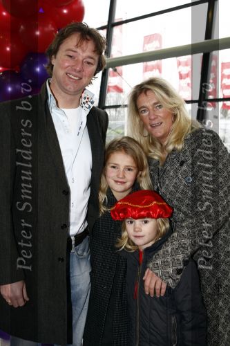Rotterdam 30 november 2008
Het feest van Sinterklaas in ahoy . Frits Sissing met vrouw en dochters
Peter Smulders bv