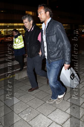 Rotterdam 5 april 2008
Geert Hoes wordt op vliegveld zestienhoven opgehaald door zijn manager Chiel v Praag. Geert kwam etrug van fotoshoot kledingmerk lief. Hij was daar met een kennis.
Peter Smulders bv