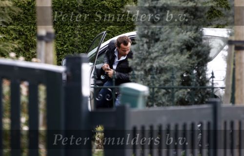 Aalsmeer 17 april 2008
Bij het huis van Gerard Joling staan zijn auto en de auto van Geert Hoes. Gerard brengt vuilnis naar buiten en Geert haalt de Vuilnisbak weer naar binnen.
Peter Smulders bv