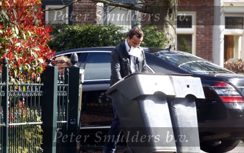 Aalsmeer 17 april 2008
Bij het huis van Gerard Joling staan zijn auto en de auto van Geert Hoes. Gerard brengt vuilnis naar buiten en Geert haalt de Vuilnisbak weer naar binnen.
Peter Smulders bv