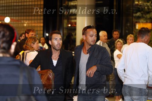 Amsterdam 27 augustus 2008
Geert Hoes en Arjen de vriend van Percy arriveren op schiphol nadat ze op Aruba zijn geweest voor de begrafenis van Percy.
Peter Smulders bv