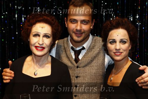 Den Haag 27 oktober 2008
Premiere Piaf en het koninklijk theater i Den Hag met Liesbeth List in de hoofdrol. Geert Hoes Daphne Flint Ara Halici Esther Roord Jan Elbertse Raymond Kurvers en Elaine Feijen
Peter Smulders bv