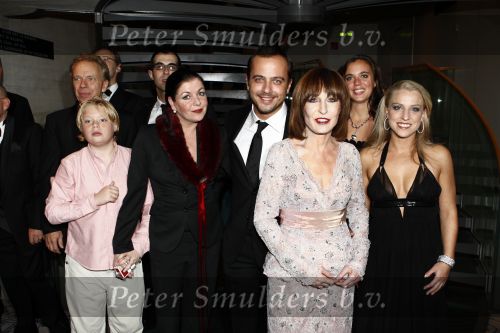 Den Haag 27 oktober 2008
Premiere Piaf en het koninklijk theater i Den Hag met Liesbeth List in de hoofdrol. Geert Hoes Daphne Flint Ara Halici Esther Roord Jan Elbertse Raymond Kurvers en Elaine Feijen
Peter Smulders bv