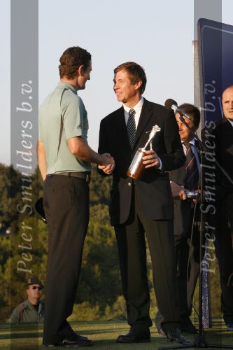 4 November 2007 Valderrama Golfclub ( Spanje )
Finaledag Volvo Masters Seizoen 2007
Winnaar Justin Rose ontvangt uit handen van directeur PGA George O\'Grady de beker voor het europees Kampioenschap 2007