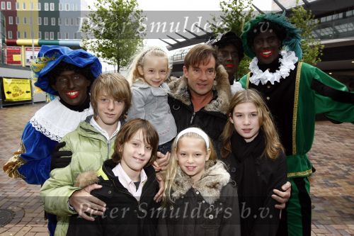 Amsterdam 5 oktober 2008
Premiere Sinterklaas en het geheim van het grote boek in pathe arena. gerard Joling met kinderen
Peter Smulders bv