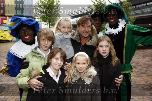 Amsterdam 5 oktober 2008
Premiere Sinterklaas en het geheim van het grote boek in pathe arena. gerard Joling met kinderen
Peter Smulders bv