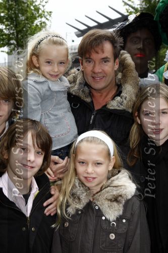 Amsterdam 5 oktober 2008
Premiere Sinterklaas en het geheim van het grote boek in pathe arena. gerard Joling met kinderen
Peter Smulders bv