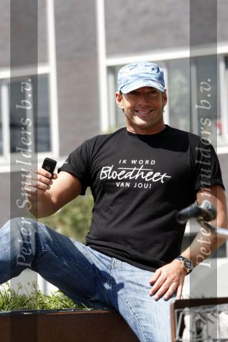 Amsterdam 22 juli 2008
Gerard Joling met petje en T-shirt geniet van het zonnetje en voetbalt met 2 jongetjes.