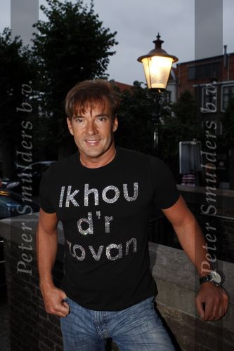 Breda 26 augustus 2008
Muziekfeest van de Tros op de grote markt in Breda. Gerard Joling met t shirt met tekst erop
Peter Smulders bv