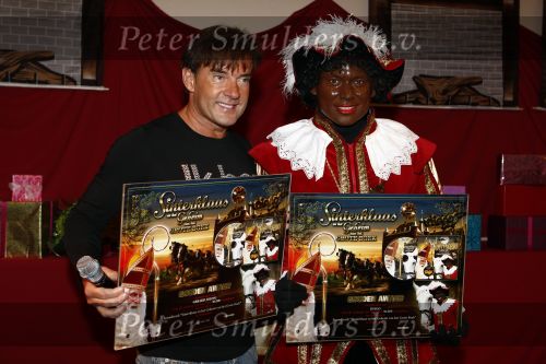 Blaricum 27 november 2008
Zwarte Piet Diego en Gerard Joling ontvangen uit handen van Jeroen v d Boom een gouden plaat.
Peter Smulders bv