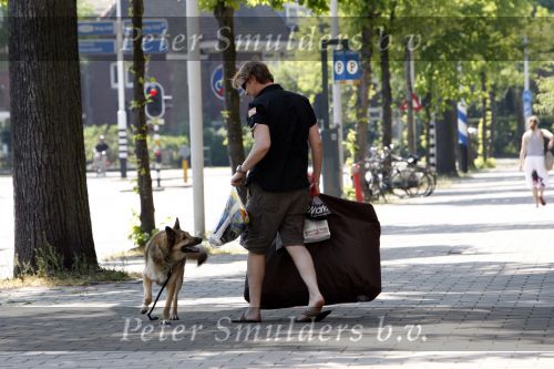Amsterdam 10 mei 2008
Gijs Staverman met zijn hond in BMW cabrio en wandelend op straat met honden kussen