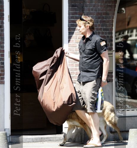 Amsterdam 10 mei 2008
Gijs Staverman met zijn hond in BMW cabrio en wandelend op straat met honden kussen