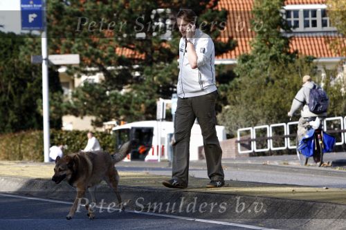 Amsterdam 14 oktober 2008
Gijs Staverman met gsm en hond op straat in amsterdam
Peter Smulders bv