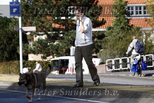Amsterdam 14 oktober 2008
Gijs Staverman met gsm en hond op straat in amsterdam
Peter Smulders bv