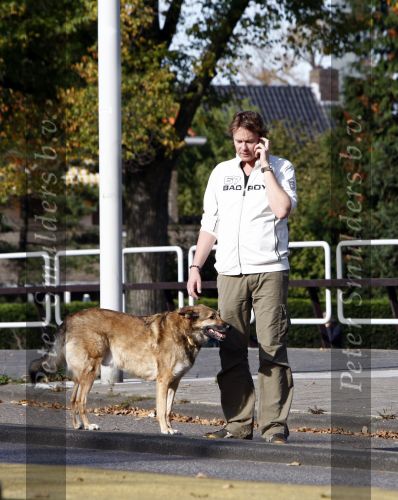 Amsterdam 14 oktober 2008
Gijs Staverman met gsm en hond op straat in amsterdam
Peter Smulders bv