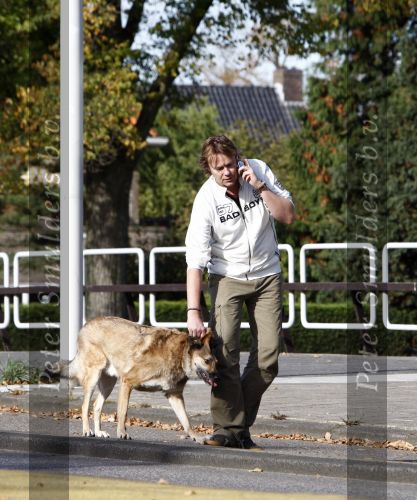 Amsterdam 14 oktober 2008
Gijs Staverman met gsm en hond op straat in amsterdam
Peter Smulders bv